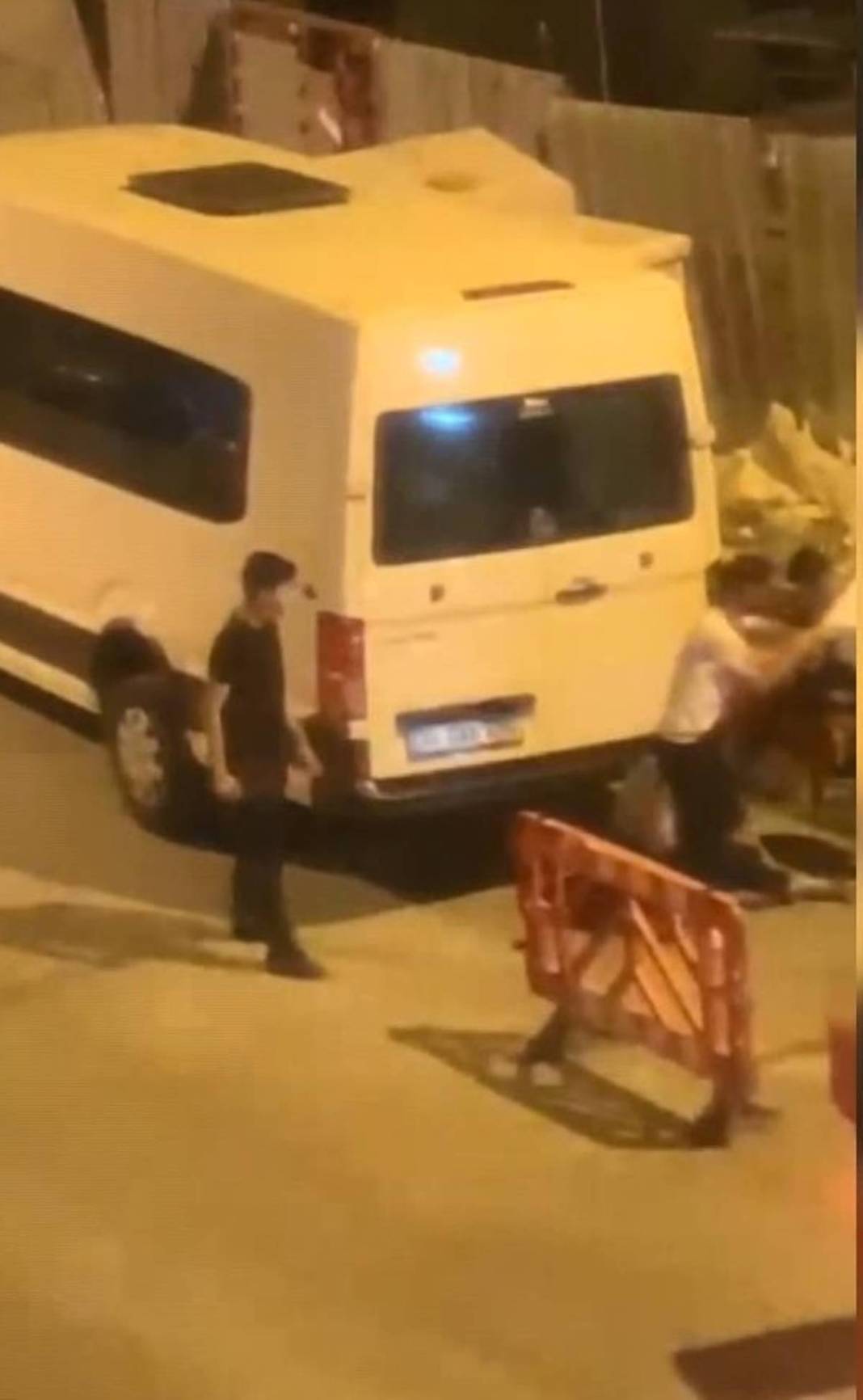 Kaza yapan gençlerin yanına gidince felaketi yaşadı! Şoke eden anlar anbean kaydedildi 3